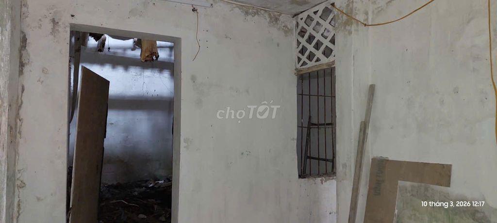 Cần cho thuê căn nhà cũ phố Bùi Thị Xuân để làm nhà kho hoặc bãi để xe
