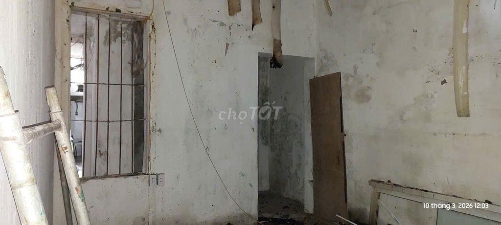 Cần cho thuê căn nhà cũ phố Bùi Thị Xuân để làm nhà kho hoặc bãi để xe