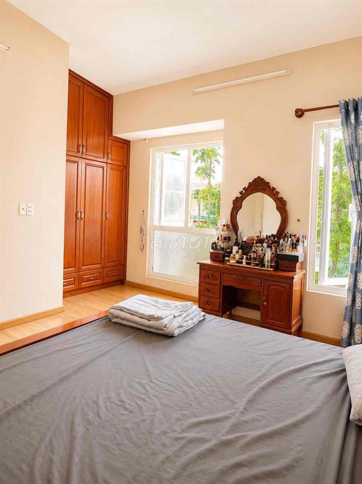 Cho thuê nhà khu biệt thự Phú Thịnh, full nội thất gỗ cao cấp.