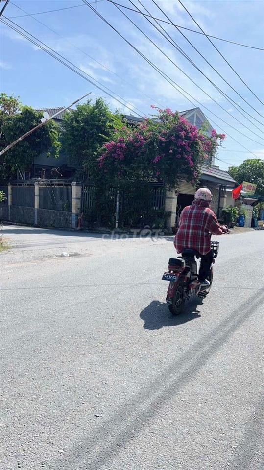 đất lô góc 2 mặt tiền đối diện cổng chợ đêm biconsi