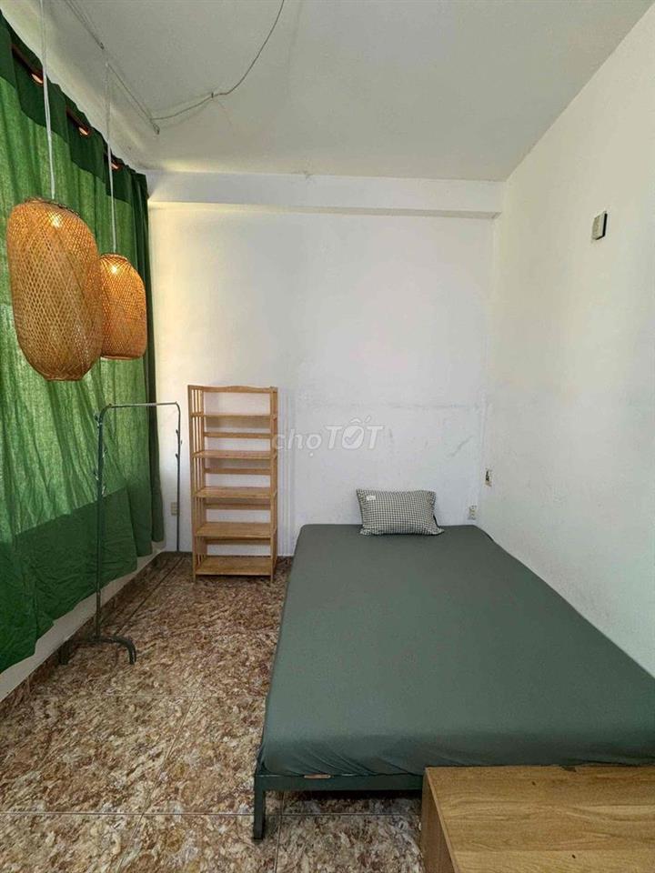 phòng trọ có cửa sổ ban công cách bãi sau 5p xe