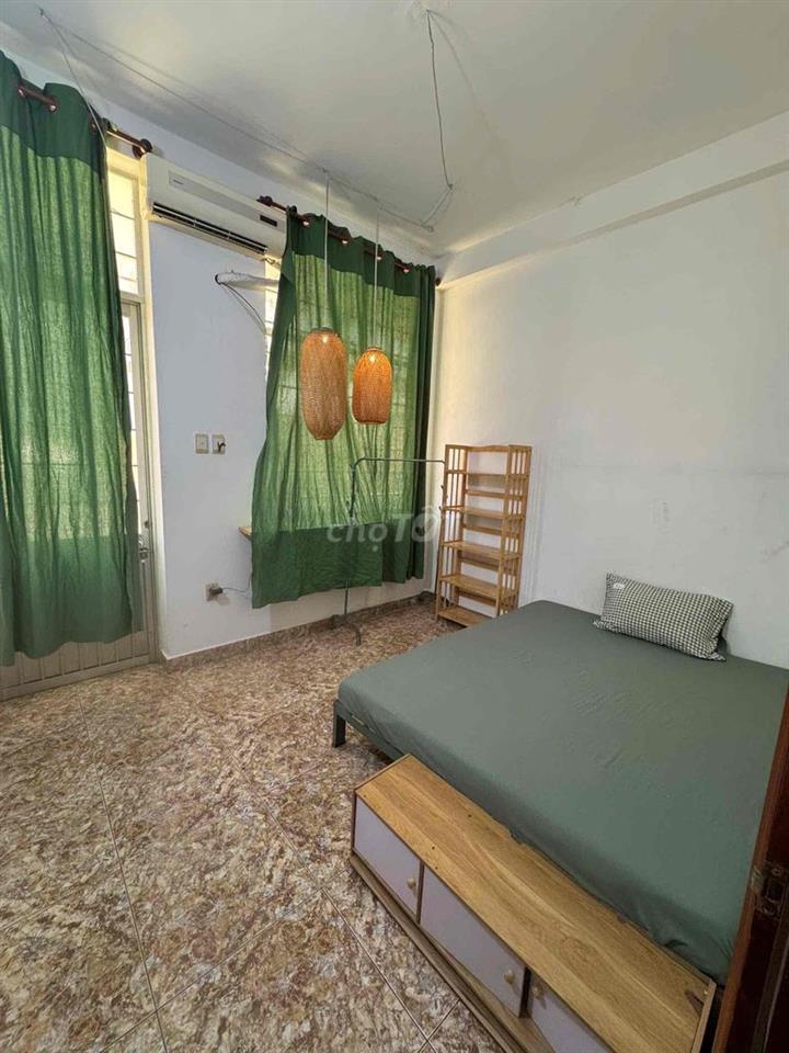 phòng trọ có cửa sổ ban công cách bãi sau 5p xe