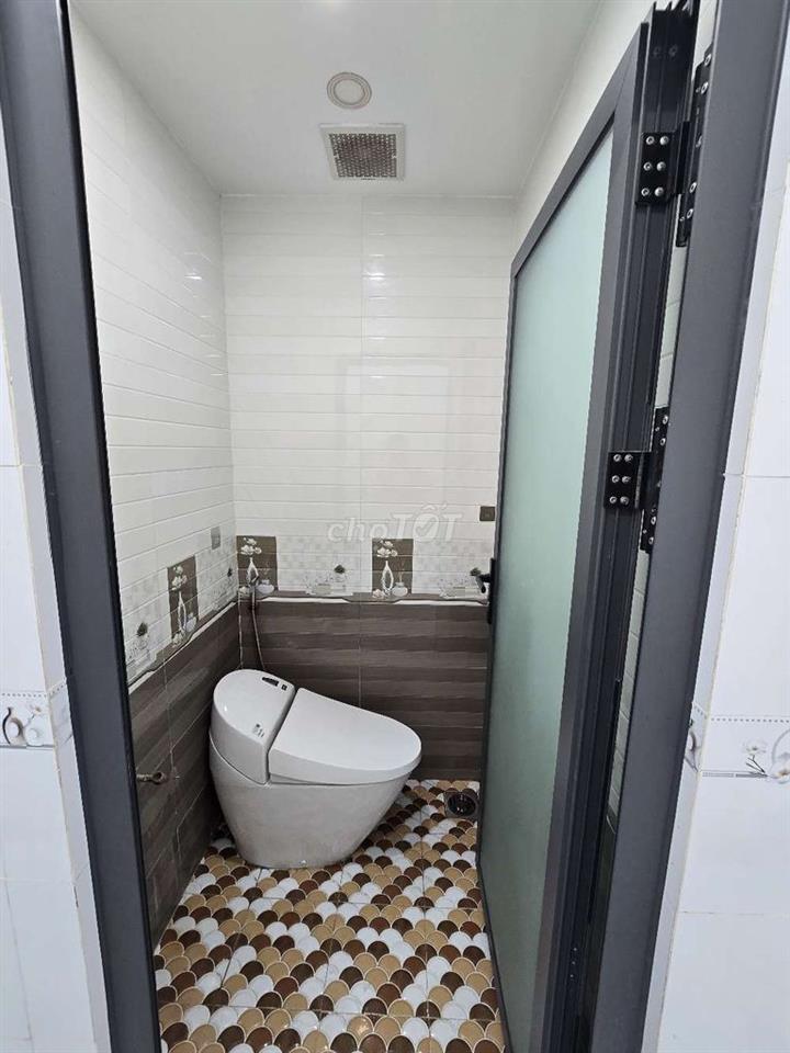 Nhà Mặt Tiền Chợ Trần Việt Châu. Cách Mặt Tiền Nguyễn Văn Cừ 20m.