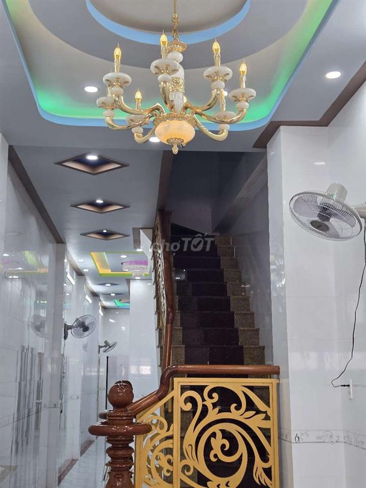 Nhà Mặt Tiền Chợ Trần Việt Châu. Cách Mặt Tiền Nguyễn Văn Cừ 20m.