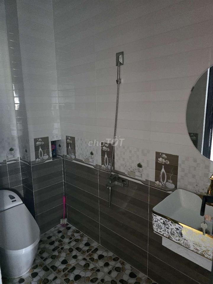 Nhà Mặt Tiền Chợ Trần Việt Châu. Cách Mặt Tiền Nguyễn Văn Cừ 20m.