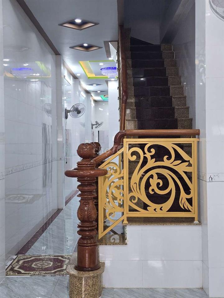 Nhà Mặt Tiền Chợ Trần Việt Châu. Cách Mặt Tiền Nguyễn Văn Cừ 20m.