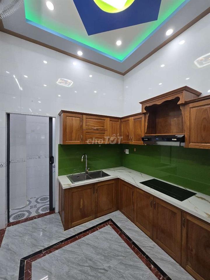 Nhà Mặt Tiền Chợ Trần Việt Châu. Cách Mặt Tiền Nguyễn Văn Cừ 20m.