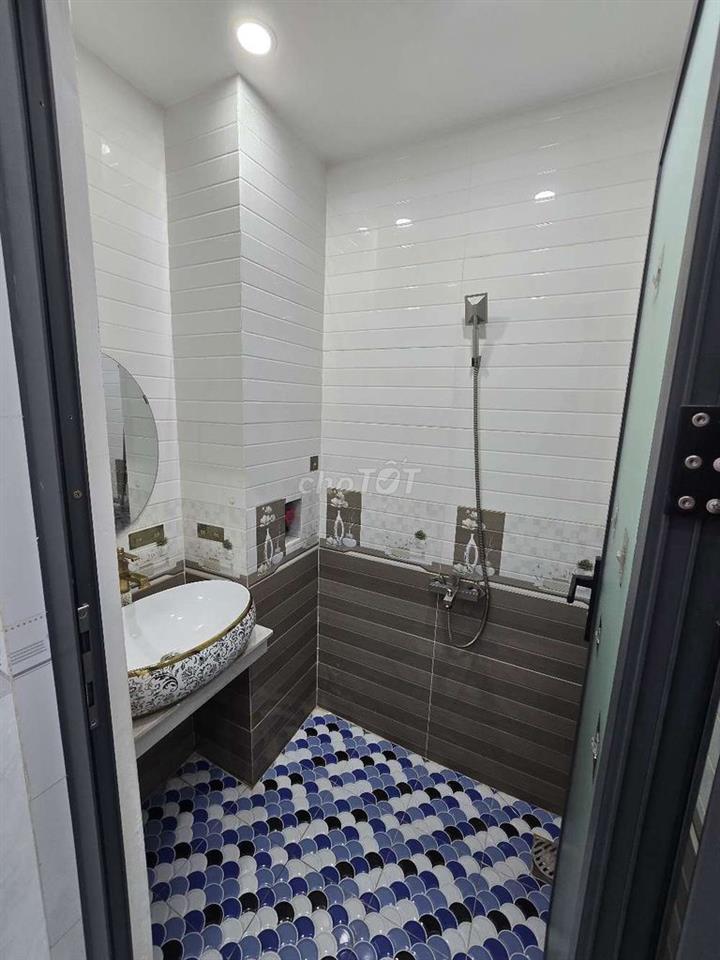 Nhà Mặt Tiền Chợ Trần Việt Châu. Cách Mặt Tiền Nguyễn Văn Cừ 20m.