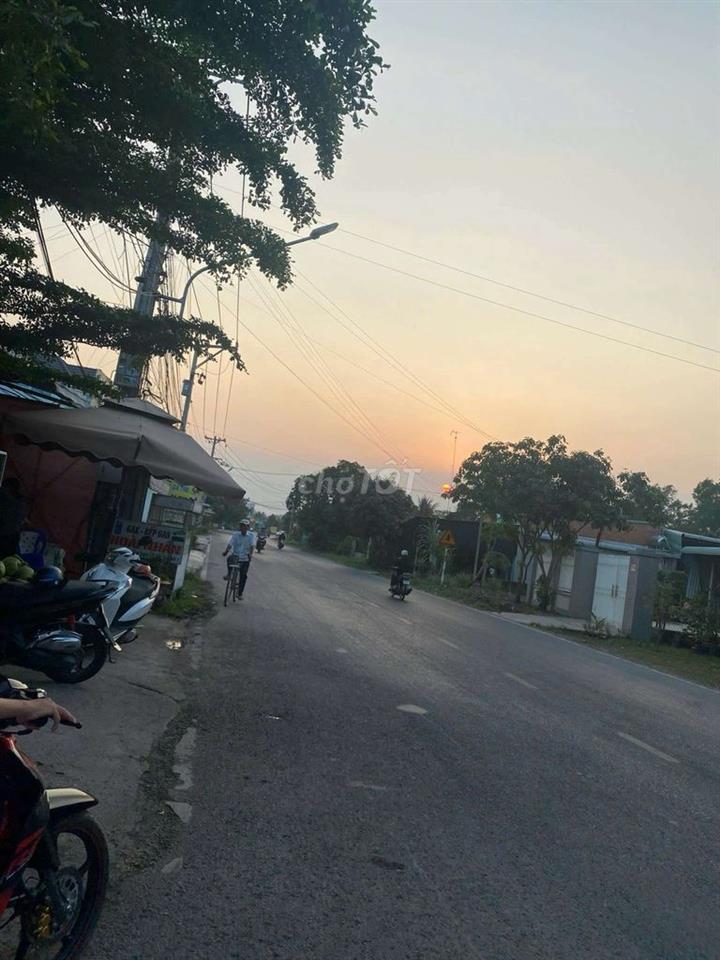 cần bán gấp nhà mặt đường góc ngã tư 2 mặt tiền