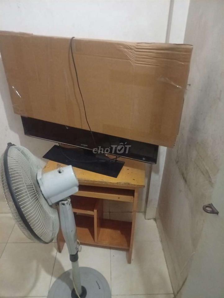 cần cho thuê 1/2 phòng ở tầng 3 trong 1 toà