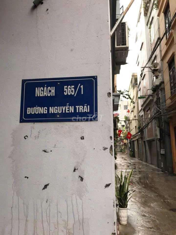 cần cho thuê 1/2 phòng ở tầng 3 trong 1 toà
