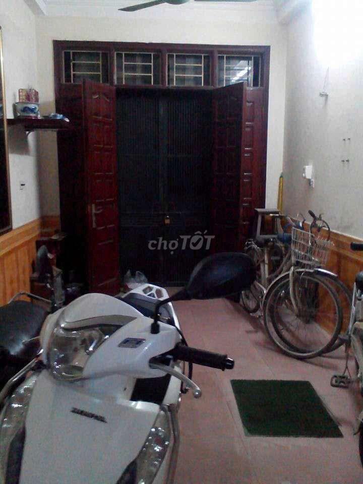 cần cho thuê 1/2 phòng ở tầng 3 trong 1 toà