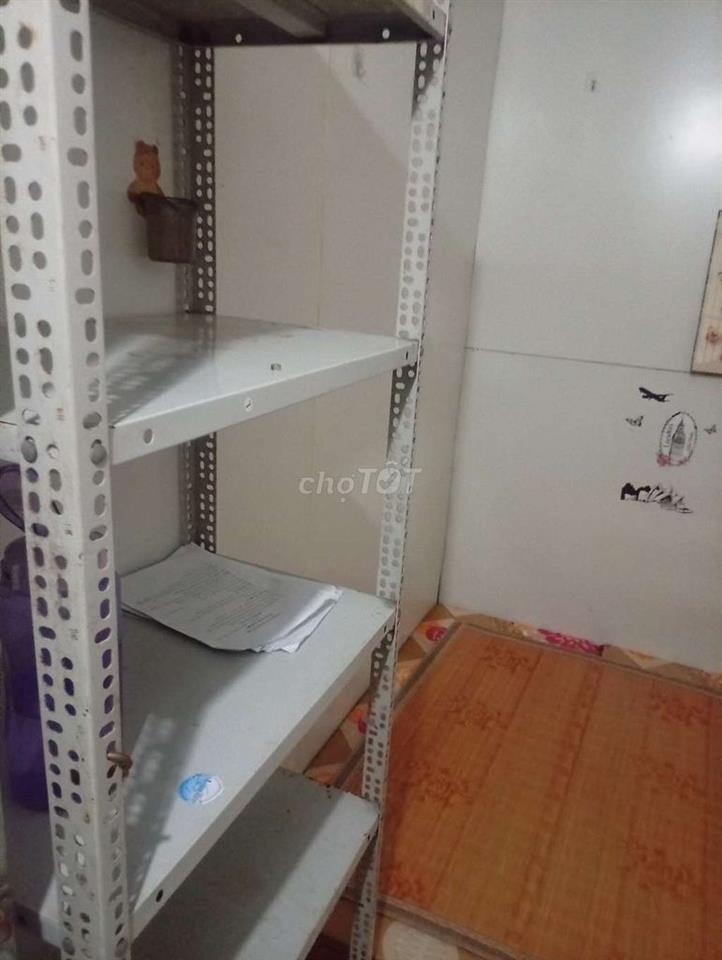 cần cho thuê 1/2 phòng ở tầng 3 trong 1 toà