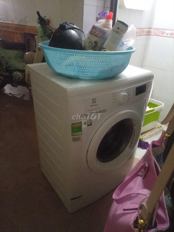cần cho thuê 1/2 phòng ở tầng 3 trong 1 toà
