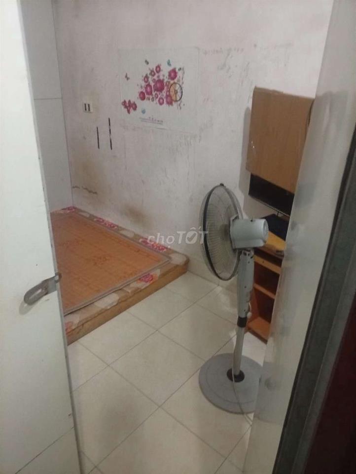 cần cho thuê 1/2 phòng ở tầng 3 trong 1 toà