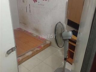 cần cho thuê 1/2 phòng ở tầng 3 trong 1 toà