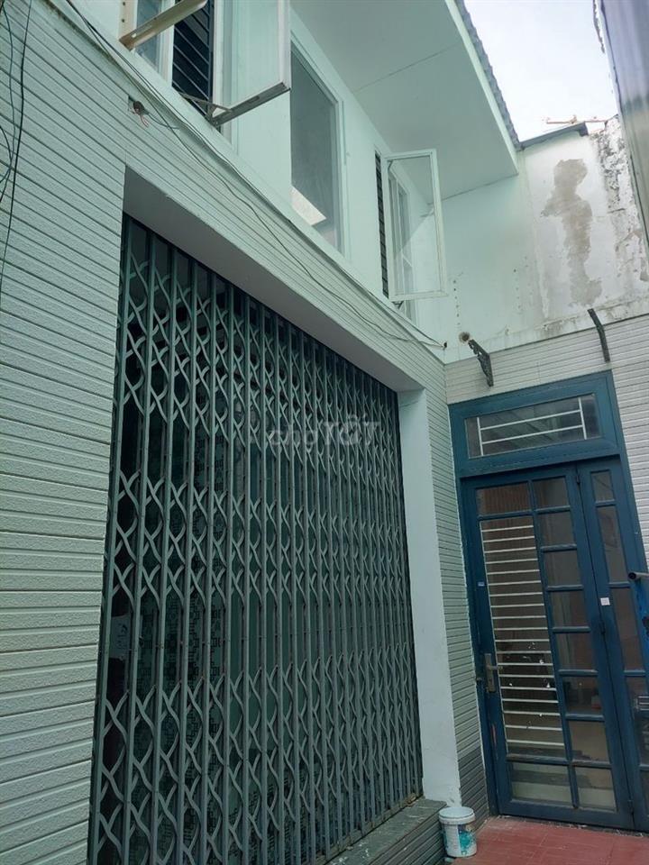 NHÀ HẼM 1 / CÁCH ĐƯỜNG XE HƠI 20 M