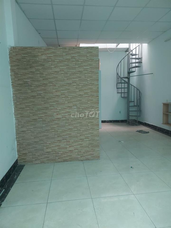 NHÀ HẼM 1 / CÁCH ĐƯỜNG XE HƠI 20 M