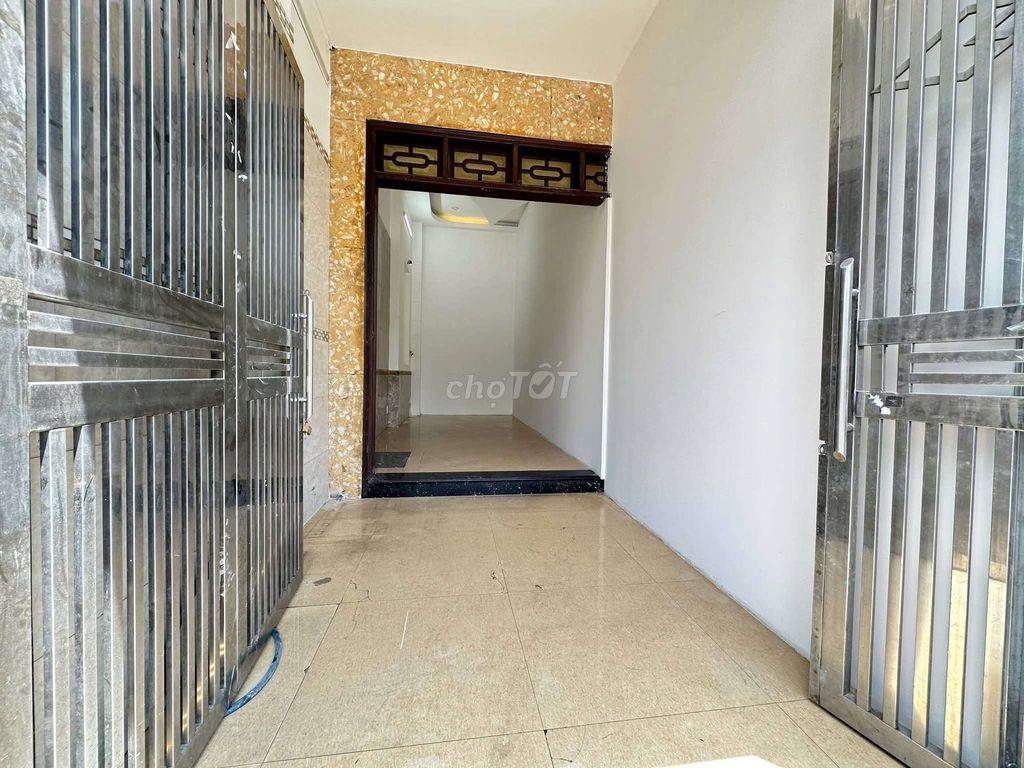 Nhà mặt tiền Tân Sơn đối diện sân golf dt 3x10m buôn bán tốt
