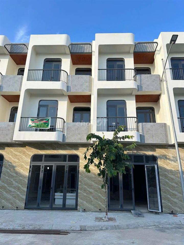 Bán nhà phố 1 trệt 2 lầu SHR ngay Đại Lộ Nam Tân Uyên chỉ 2T7