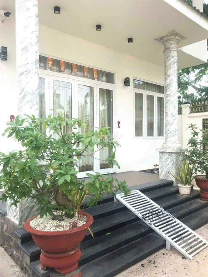 Bán nhà hai mặt tiền