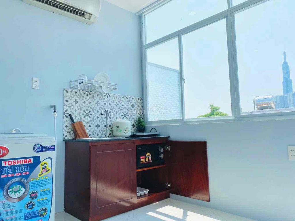 Phòng xinh cho ai thích bancong rộng trồng cây xanh, giáp Q1
