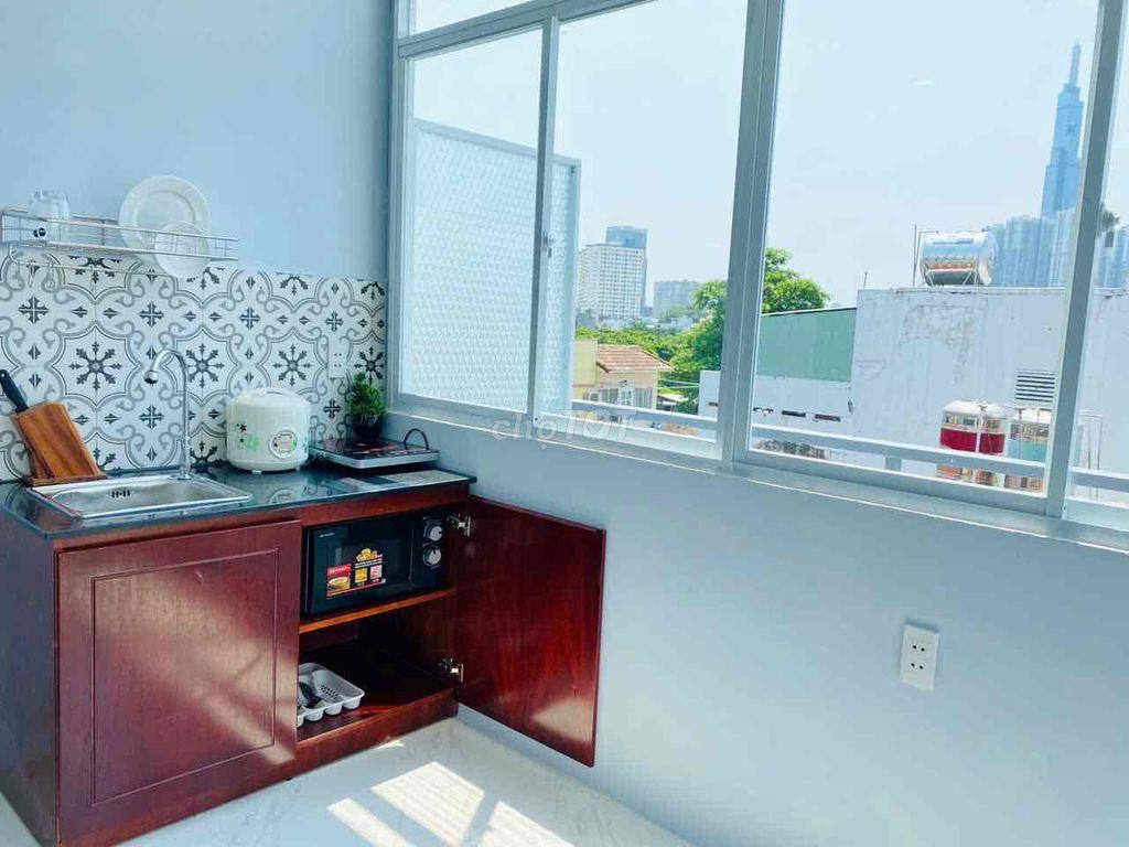 Phòng xinh cho ai thích bancong rộng trồng cây xanh, giáp Q1