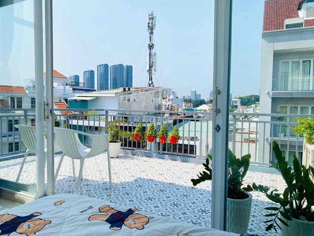 Phòng xinh cho ai thích bancong rộng trồng cây xanh, giáp Q1