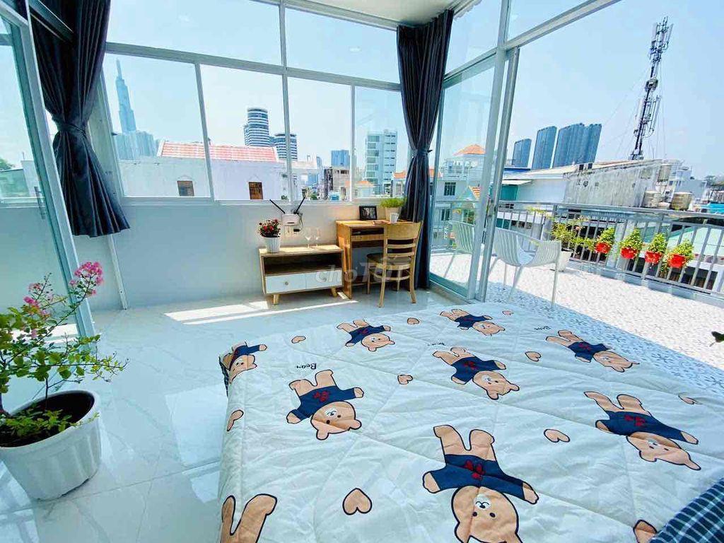 Phòng xinh cho ai thích bancong rộng trồng cây xanh, giáp Q1
