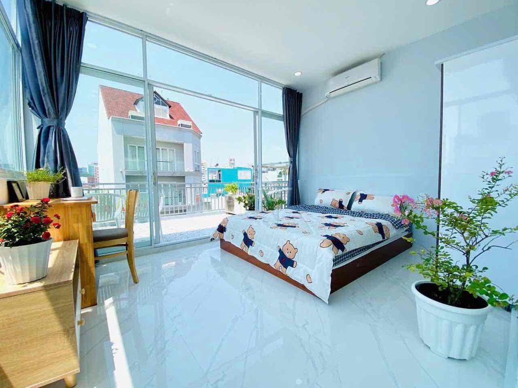 Phòng xinh cho ai thích bancong rộng trồng cây xanh, giáp Q1