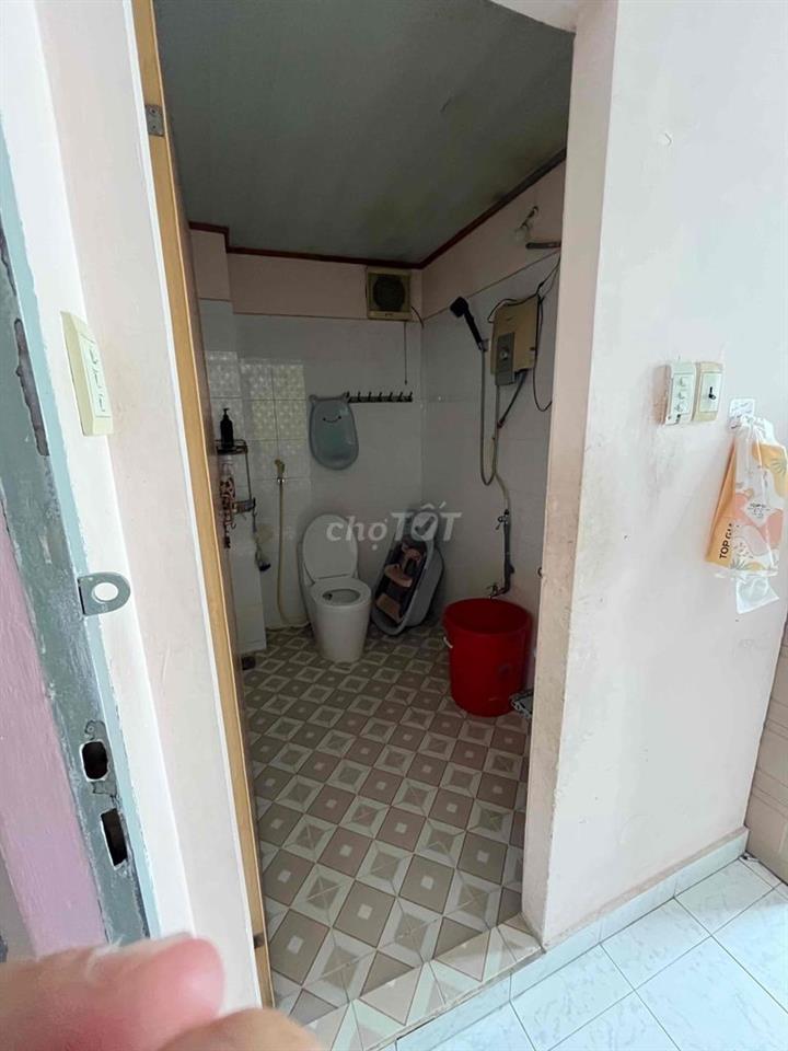 Cho thuê nguyên lầu 2, gần trường UEF