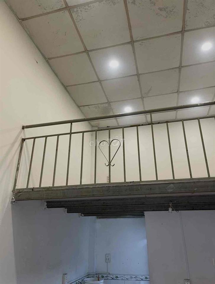 nhà gần mặt đường tiện đi lại giờ tự do