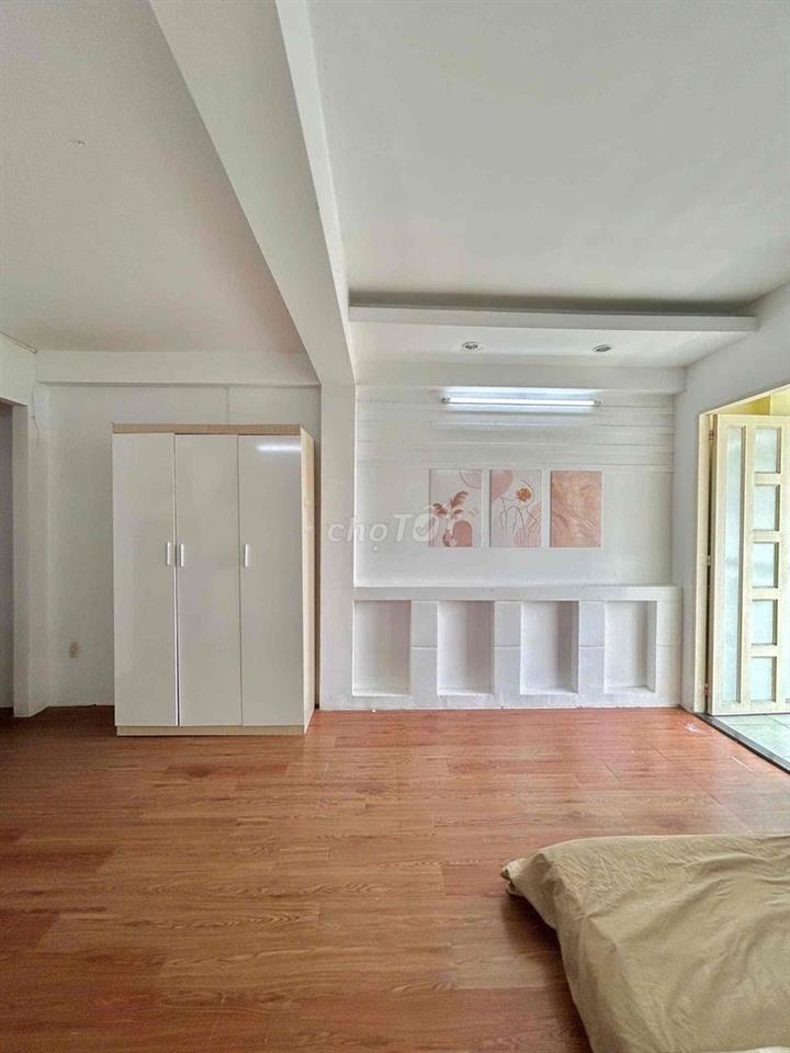 STUDIO BAN CÔNG RỘNG LOTTLE GV