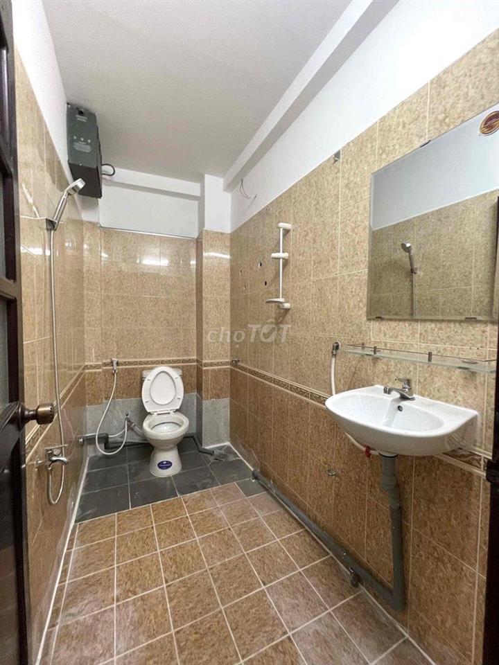 1 PHÒNG NGỦ TÀH BẾP CỬA SỔ THOÁNG QUA Q1 GẦN