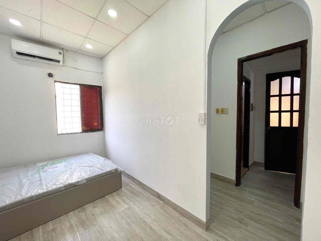 1 PHÒNG NGỦ TÀH BẾP CỬA SỔ THOÁNG QUA Q1 GẦN