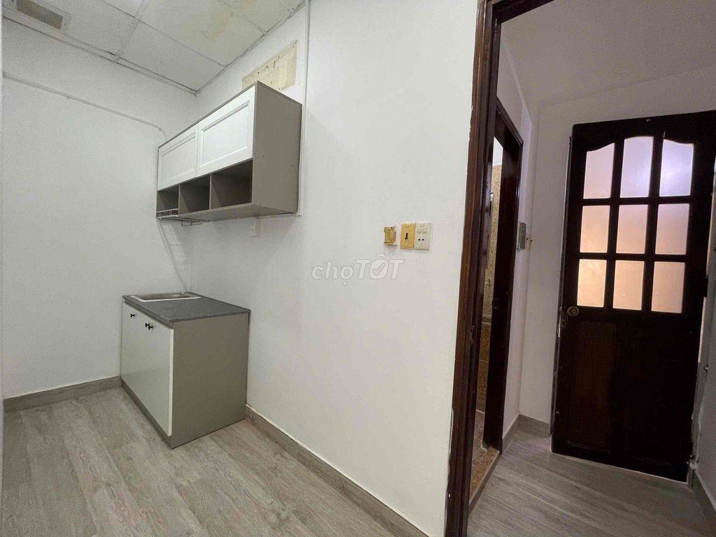 1 PHÒNG NGỦ TÀH BẾP CỬA SỔ THOÁNG QUA Q1 GẦN