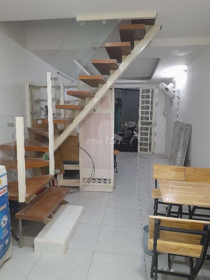 nhà Q1 1 trệt 1 lầu nội thất cb đầy đủ, mới sạch sẽ hẻm nhỏ