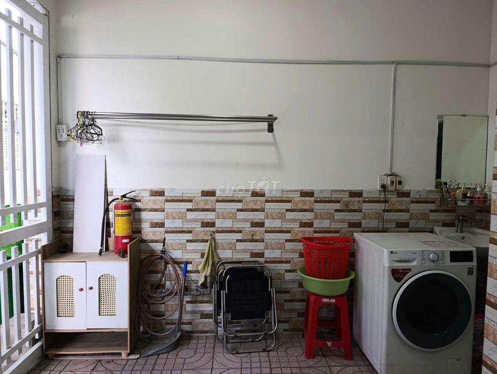 Nhà một trệt một lầu, mặt tiền 12m, có chỗ đâụ xe hơi, phong thủy đẹp