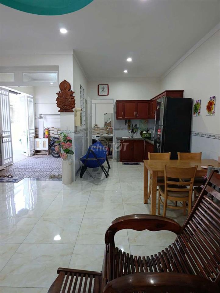 Nhà một trệt một lầu, mặt tiền 12m, có chỗ đâụ xe hơi, phong thủy đẹp