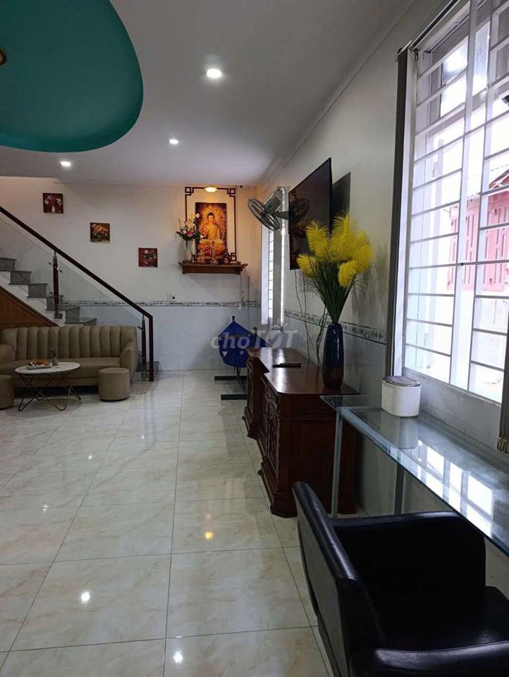 Nhà một trệt một lầu, mặt tiền 12m, có chỗ đâụ xe hơi, phong thủy đẹp