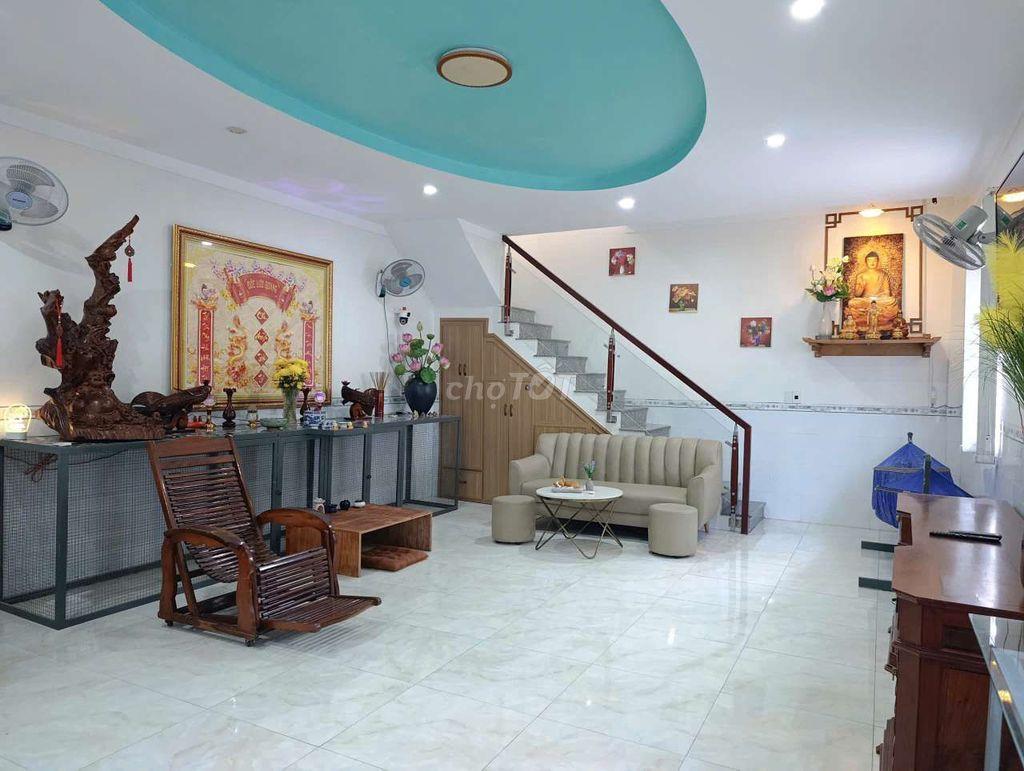 Nhà một trệt một lầu, mặt tiền 12m, có chỗ đâụ xe hơi, phong thủy đẹp
