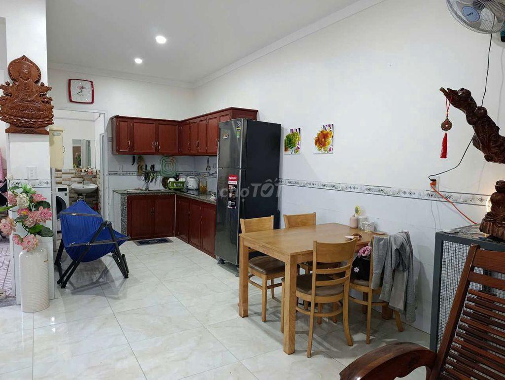 Nhà một trệt một lầu, mặt tiền 12m, có chỗ đâụ xe hơi, phong thủy đẹp