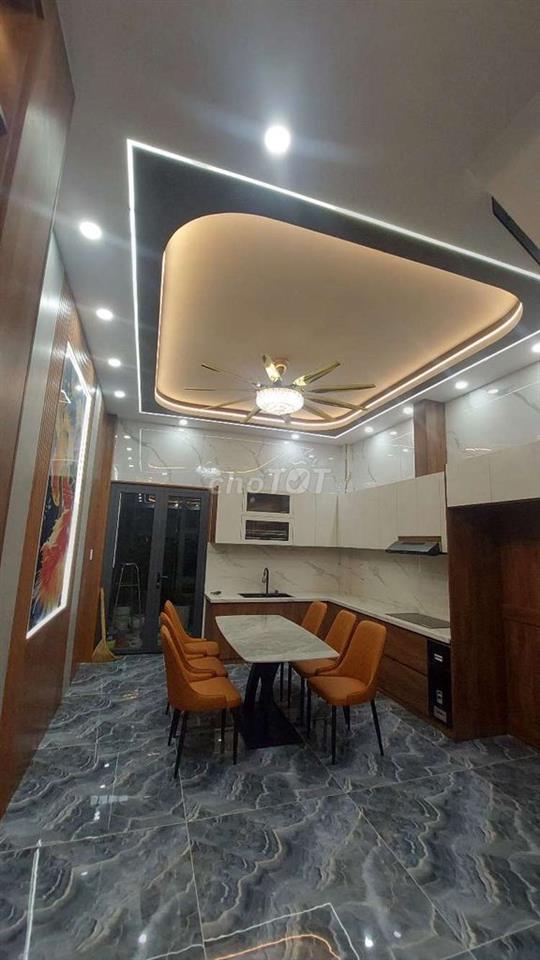 cần bán căn nhà mới xây có thang máy nội thất đầy đủ chỉ sẳn vào ở
