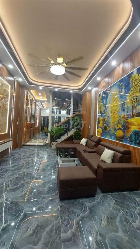 cần bán căn nhà mới xây có thang máy nội thất đầy đủ chỉ sẳn vào ở