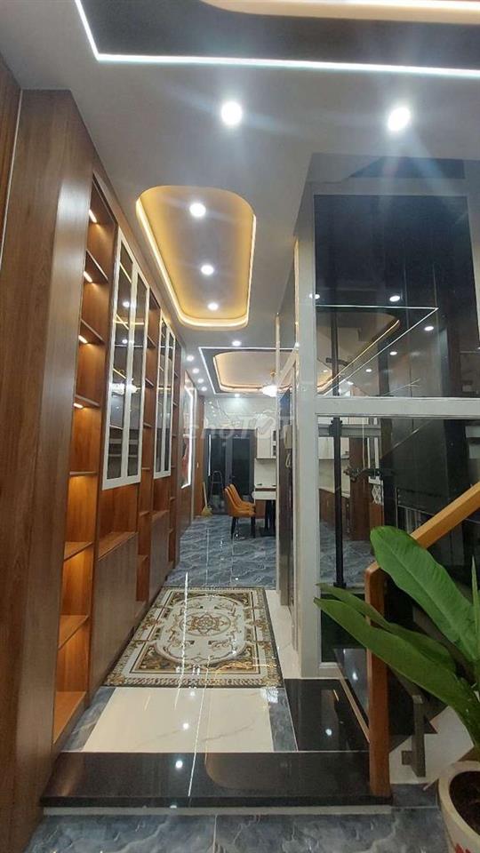 cần bán căn nhà mới xây có thang máy nội thất đầy đủ chỉ sẳn vào ở