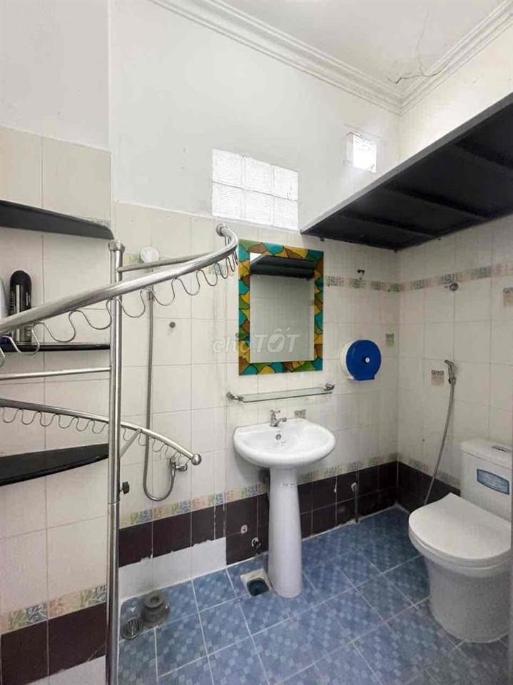 DUPLEX GÁC CAO CỬA SỔ LỚN BẠCH ĐẰNG NẰM PHÍA SAU ĐẠI HỌC UEF