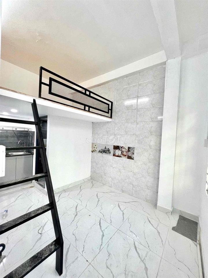 DUPLEX GÁC CAO CỬA SỐ TRỜI GIÁ SINH VIÊN ( cách đh UEF 5' đi xe )