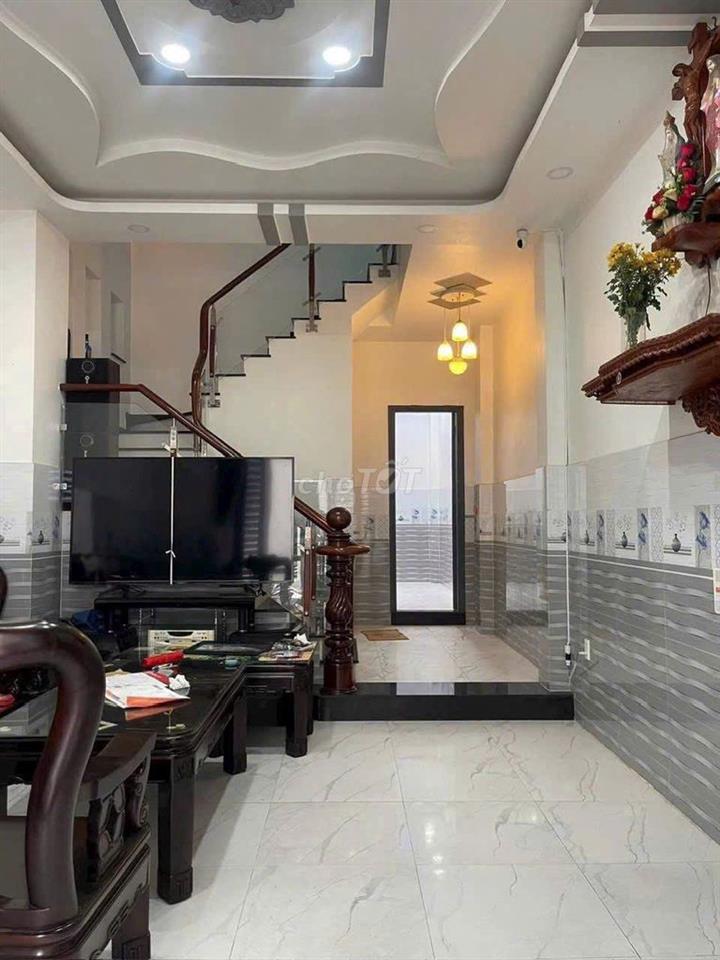Nhà gần ngã tư ga Q12 1 lầu hẻm xe hơi