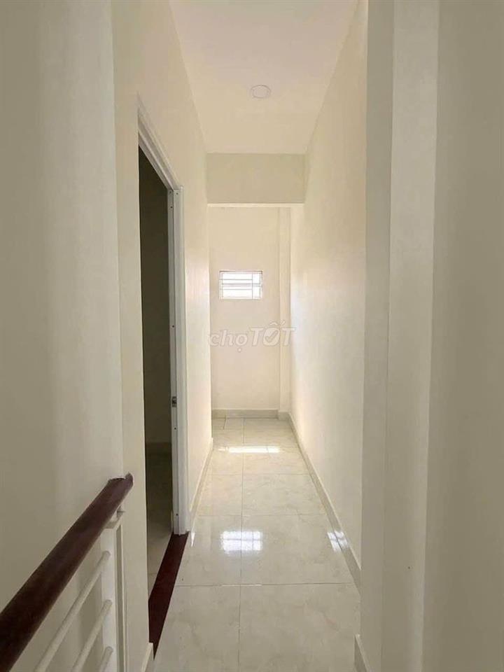 Nhà ngã tư ga Q12 1 lầu 2pn 40m2 hẻm xe hơi