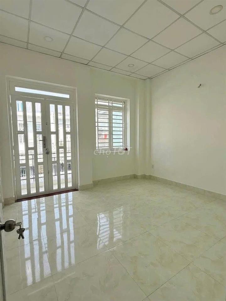 Nhà ngã tư ga Q12 1 lầu 2pn 40m2 hẻm xe hơi